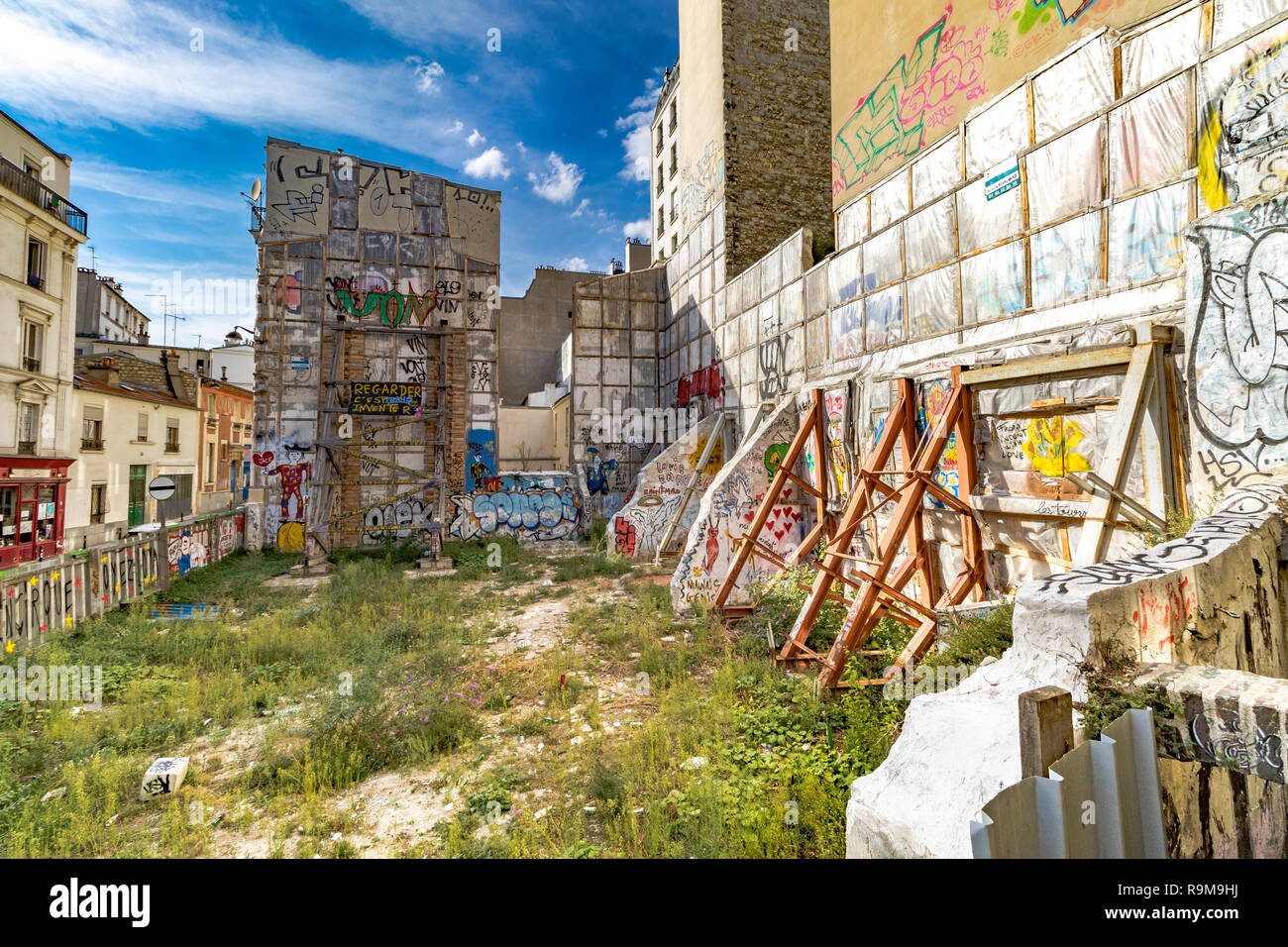 Terrains vagues le long de la rue des Trois-Frères Montmartre , Paris Banque D'Images