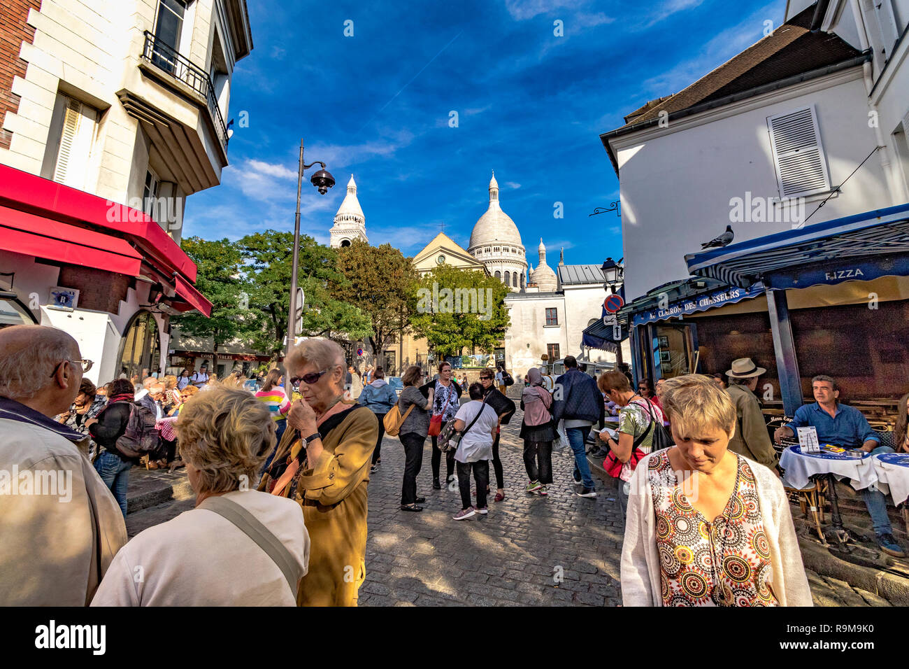 Visiteurs et touristes à la place du Tetre , Montmartre Paris avec le Sacré coeur au loin,Paris, France Banque D'Images