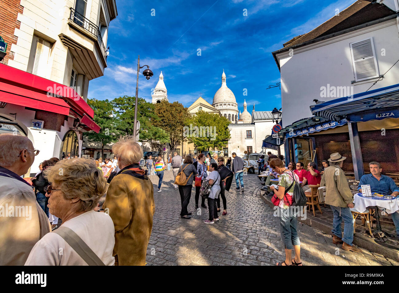 Visiteurs et touristes à la place du Tetre , Montmartre Paris avec le Sacré coeur au loin,Paris, France Banque D'Images