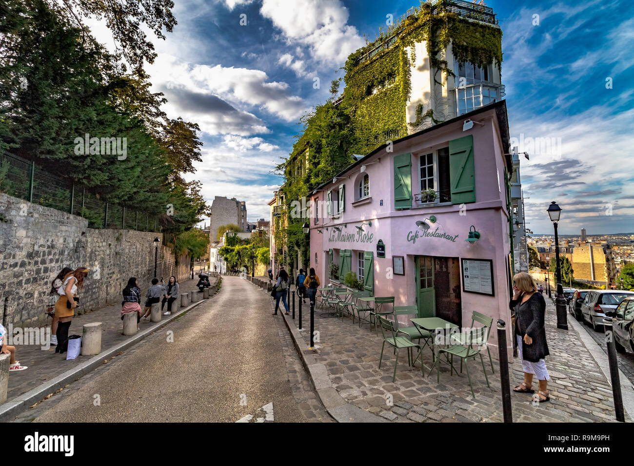 La Maison restaurant Rose sur Rue de l'Abreuvoir, Montmartre, également connu sous le nom de la Maison Rose de Paris , un merveilleux bâtiment peint en rose pittoresque Banque D'Images