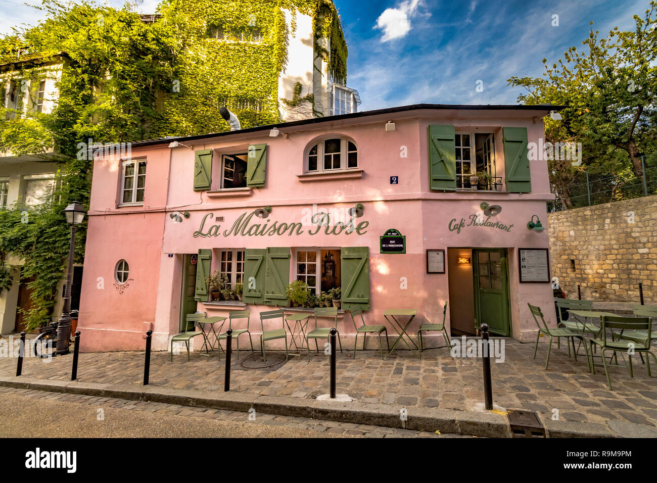 La Maison restaurant Rose sur Rue de l'Abreuvoir, Montmartre, également connu sous le nom de la Maison Rose de Paris , un merveilleux bâtiment peint en rose pittoresque Banque D'Images