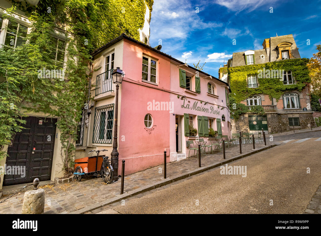 La Maison restaurant Rose sur Rue de l'Abreuvoir, Montmartre, également connu sous le nom de la Maison Rose de Paris , un merveilleux bâtiment peint en rose pittoresque Banque D'Images