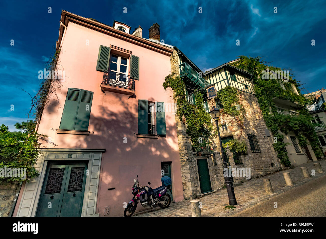 La Maison restaurant Rose sur Rue de l'Abreuvoir, Montmartre, également connu sous le nom de la Maison Rose de Paris , un merveilleux bâtiment peint en rose pittoresque Banque D'Images