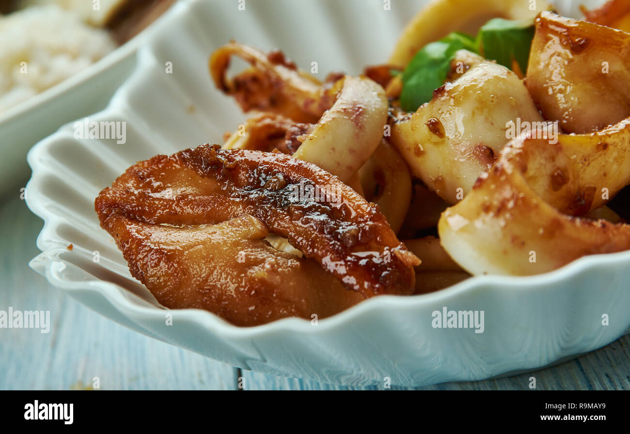 Adobong Pusit , cuisine philippine, adobo calmars traditionnels, des plats variés, vue du dessus. Banque D'Images