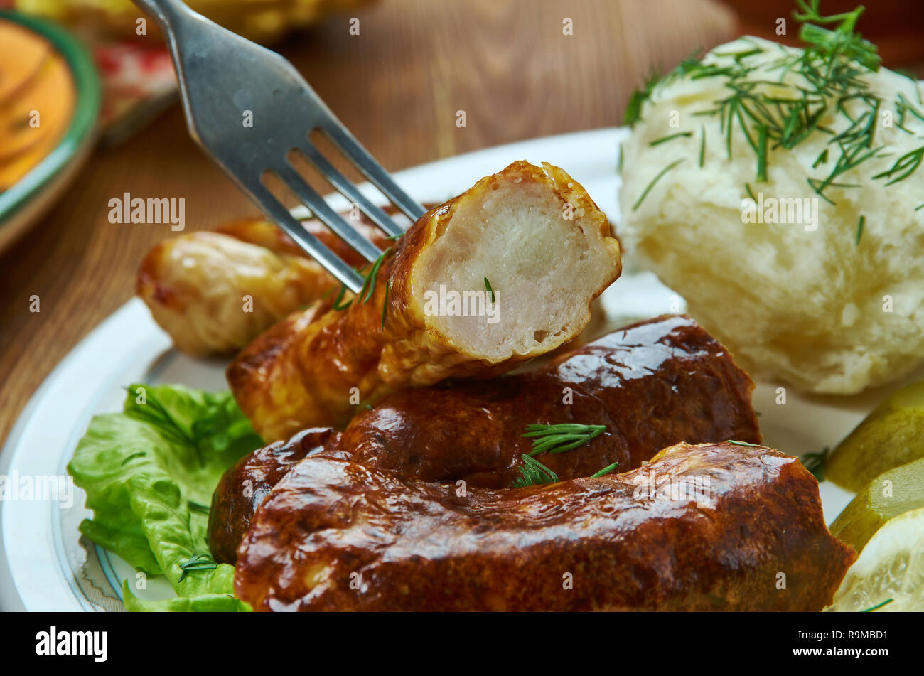 Medisterpolse, saucisse épicée scandinave fait de porc haché et du suif, des plats danois traditionnels, des plats variés, vue du dessus. Banque D'Images
