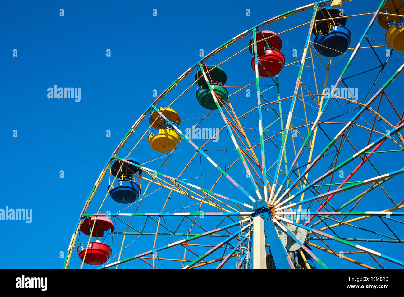 Grande roue contre le ciel bleu Banque D'Images