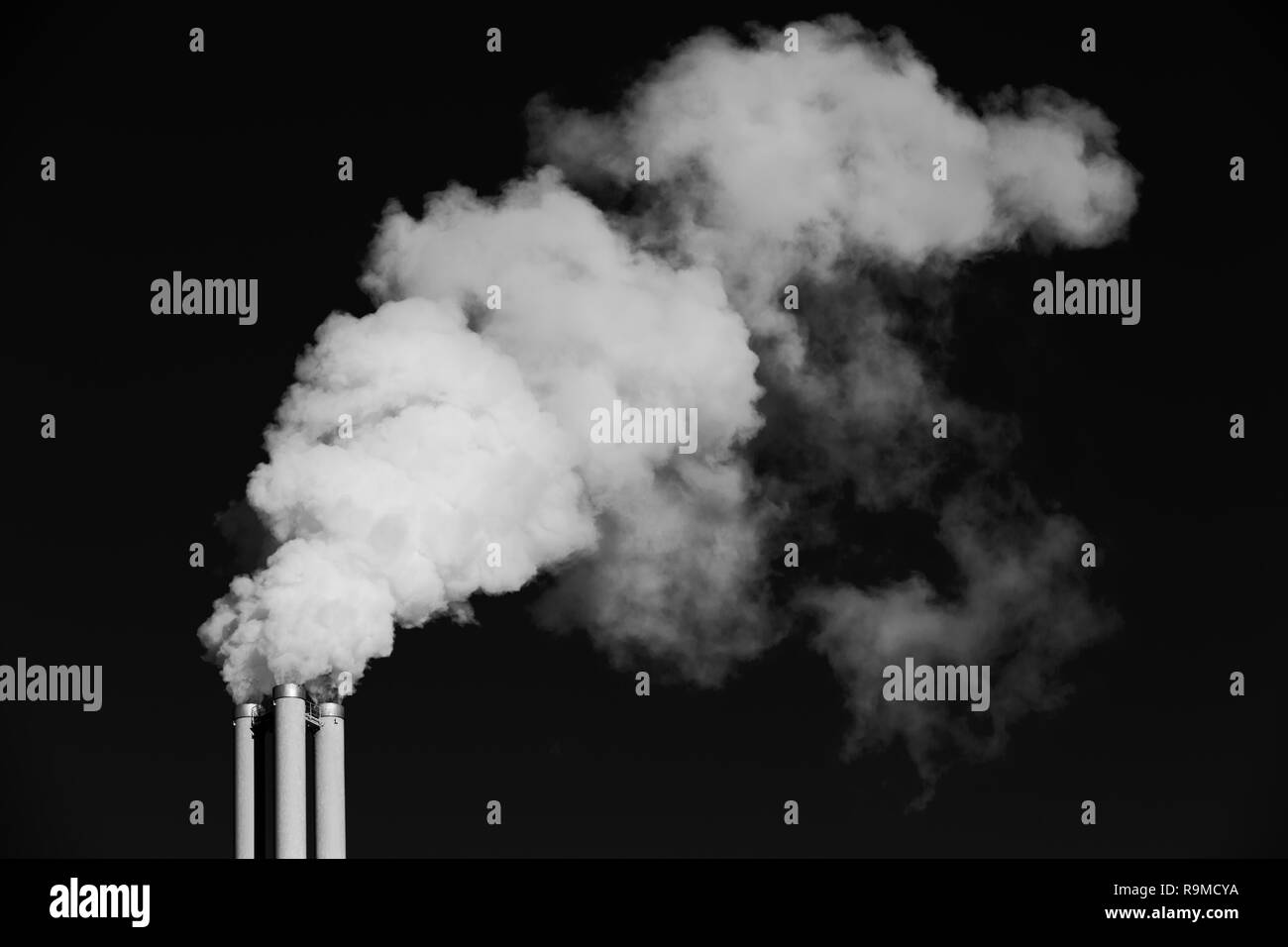 Les émissions d'une usine de chauffage en noir et blanc Banque D'Images