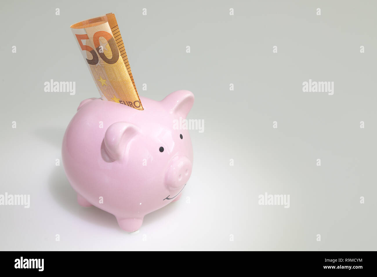Pink piggybank avec 50 Euro note Banque D'Images