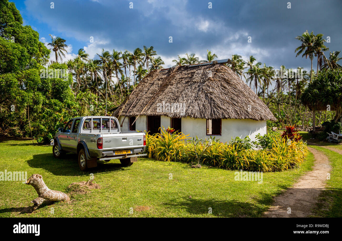 Vailala, Wallis et Futuna - 6 jan 2013 : gite rural typique à Wallis ressemble à un toit de chaume traditionnel fale polynésien. La Polynésie, Océanie. Banque D'Images