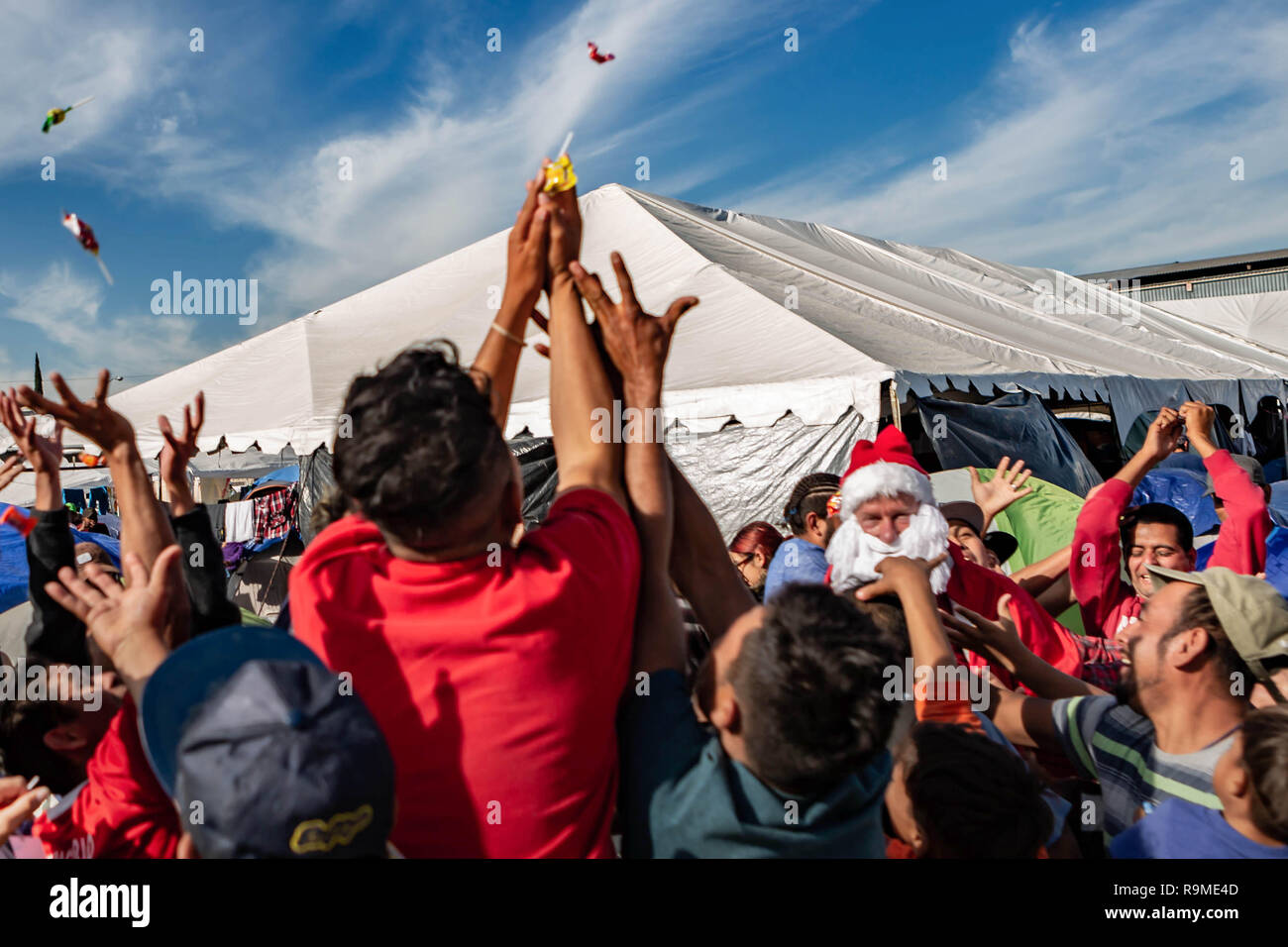 20 décembre 2018 - Tijuana, Mexique - Doug Mclean comme Santa faite avant Noël, s'arrête à deux des principaux camps d'asile, Benito Juarez et el Barretel, un complexe sportif de plein air qui tient aujourd'hui environ 2 700 migrants..au cours de la période des fêtes de Noël. (Crédit Image : © Michael Nigro/SOPA des images à l'aide de Zuma sur le fil) Banque D'Images