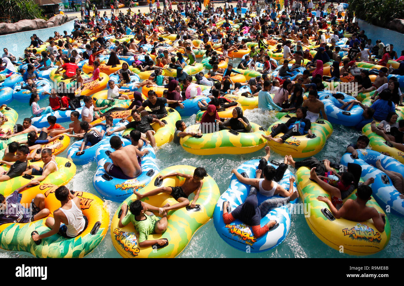 Les visiteurs ont vu jouer sur les vagues dans l'eau zone touristique de ? ?'l'aventure de Jungle' dans la ville de Bogor. La grande aventure du tourisme de l'eau est inclus dans le top 10 des meilleures catégories Tourisme d'eau dans la région Asie Pacifique en 2018, ciblant 100 milliers de visiteurs pendant les vacances scolaires et jour de Noël. Banque D'Images