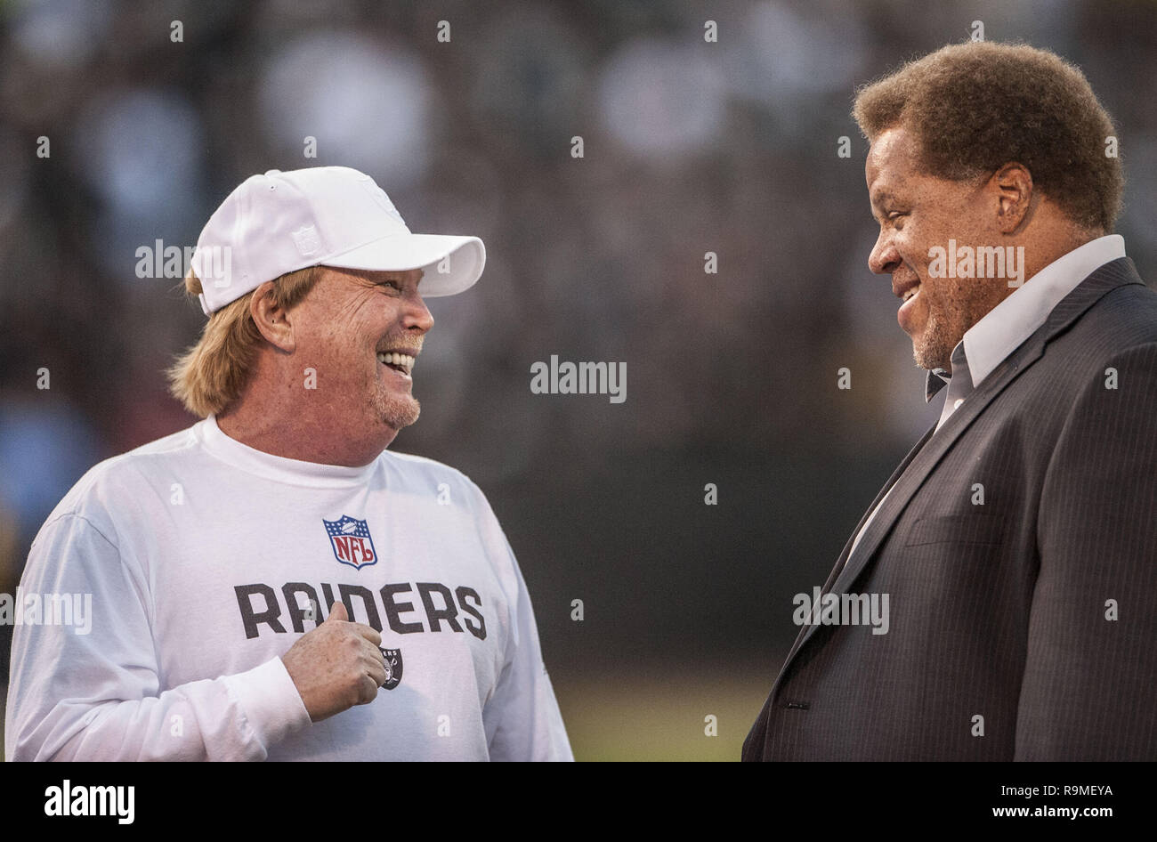 Oakland, Californie, USA. Sep 10, 2012. Propriétaire Mark Davis Raiders blagues avec le général manager Reggie McKenzie avant le match le lundi, 10 septembre 2012, à Oakland en Californie. Défait les chargeurs Communication Canada 24-11 Raiders. Crédit : Al Golub/ZUMA/Alamy Fil Live News Banque D'Images