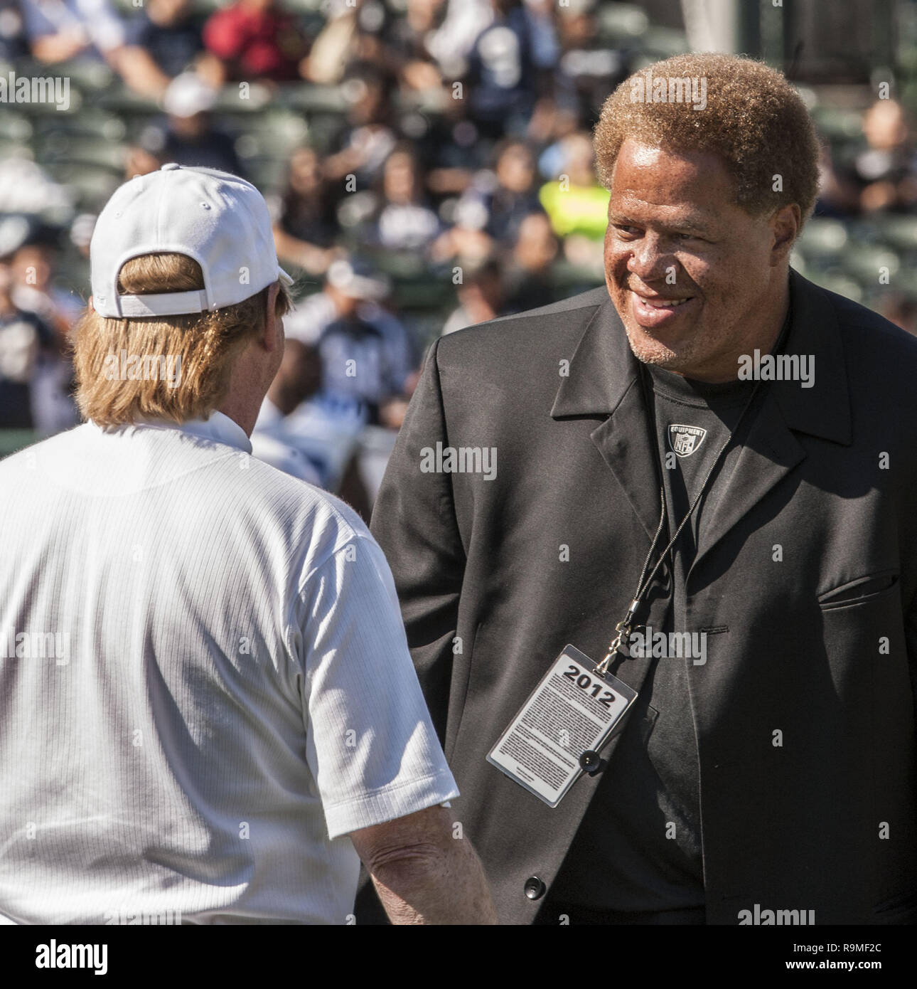 Oakland, Californie, USA. Août 13, 2012. Propriétaire de raiders Mark Davis parle avec le Général Manager Reggie McKenzie avant le match le lundi, Août 13, 2012, à Oakland en Californie. Cowboys défait les Raiders 3-0 dans un match pré-saison. Crédit : Al Golub/ZUMA/Alamy Fil Live News Banque D'Images
