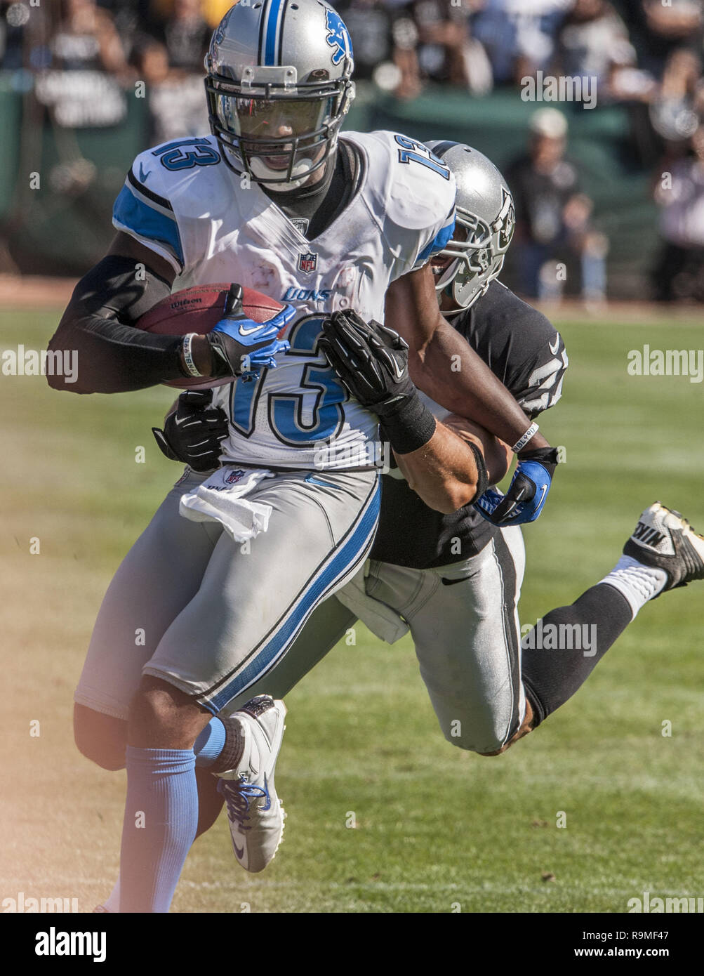 Oakland, Californie, USA. Août 25, 2012. Oakland Raiders arrière défensif Matt Giordano (27) s'attaque à Detroit Lions receveur Nate Burleson (13) le Samedi, Août 25, 2012, à Oakland en Californie. Les raiders battu les Lions 31-20 dans un match pré-saison. Crédit : Al Golub/ZUMA/Alamy Fil Live News Banque D'Images