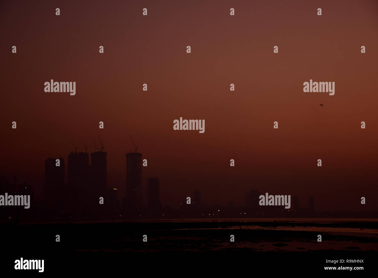 Mumbai, Inde. 25 Décembre, 2018. Mumbai, la grande hauteur bulding vu pendant le coucher du soleil à Mumbai. Azhar Khan/Alamy Live News Banque D'Images