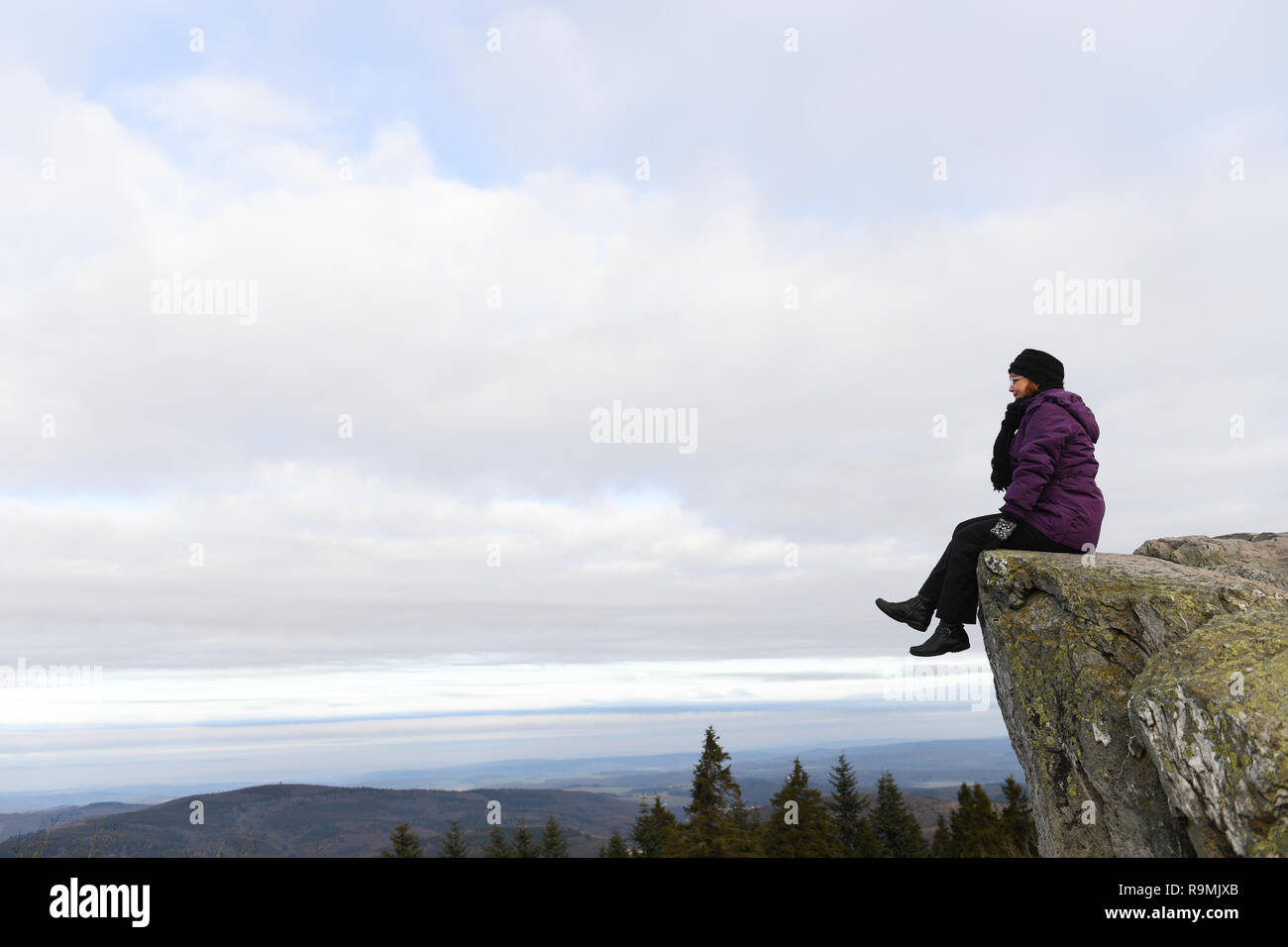 Schmitten, Allemagne. Dec 26, 2018. Britta 1896-1982 de Serfaus jouit de la vue depuis le Brunhildis Rock au cours d'une excursion au Großer Feldberg dans le Taunus. Credit : Arne Dedert/dpa/Alamy Live News Banque D'Images