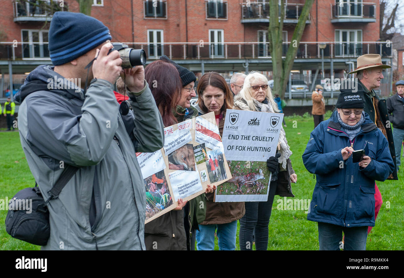 Grantham, Lincolnshire, Royaume-Uni. 26th décembre 2018. La réunion traditionnelle du lendemain de Noël de la chasse de Belvoir a eu lieu avec un petit groupe de manifestants anti-chasse qui ont essayé de se faire entendre parmi un large taux de participation de partisans de la chasse et de membres du public. Credit: Matt Limb OBE/Alamy Live News Banque D'Images