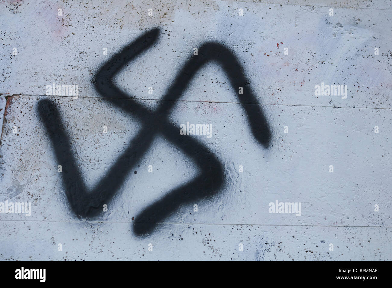 Rome Italie. 26 décembre 2018. Une croix gammée nazie est peint à la bombe sur un mur par ultra Rome fans de football avec l'équipe rivale Lazio frotté out Crédit : amer ghazzal/Alamy Live News Banque D'Images