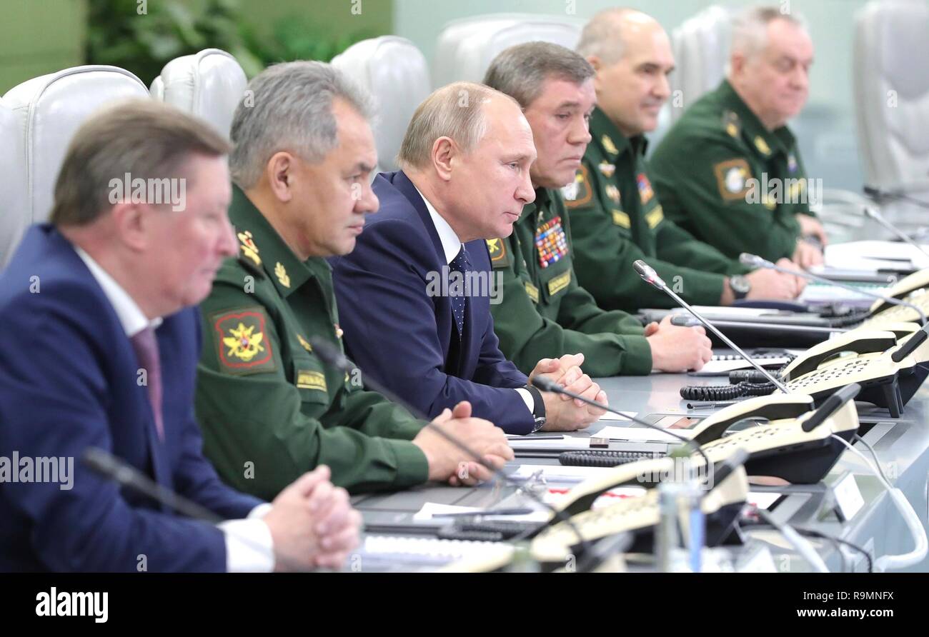 Moscou, Russie. 26 Décembre, 2018. Le président russe Vladimir Poutine, au centre, aux côtés le ministre de la défense, Sergueï Choïgou, à gauche, et le général en chef de l'Armée de Valery Gerasimov, droite, lors d'un tir d'essai de l'Avangard hypersonic glide véhicule du Centre National pour la défense de l'État salle de contrôle le 26 décembre 2018, à Moscou, Russie. L'Avangard a été lancé de la base de missiles Dombarovskiy dans le sud de l'Oural. Credit : Planetpix/Alamy Live News Banque D'Images
