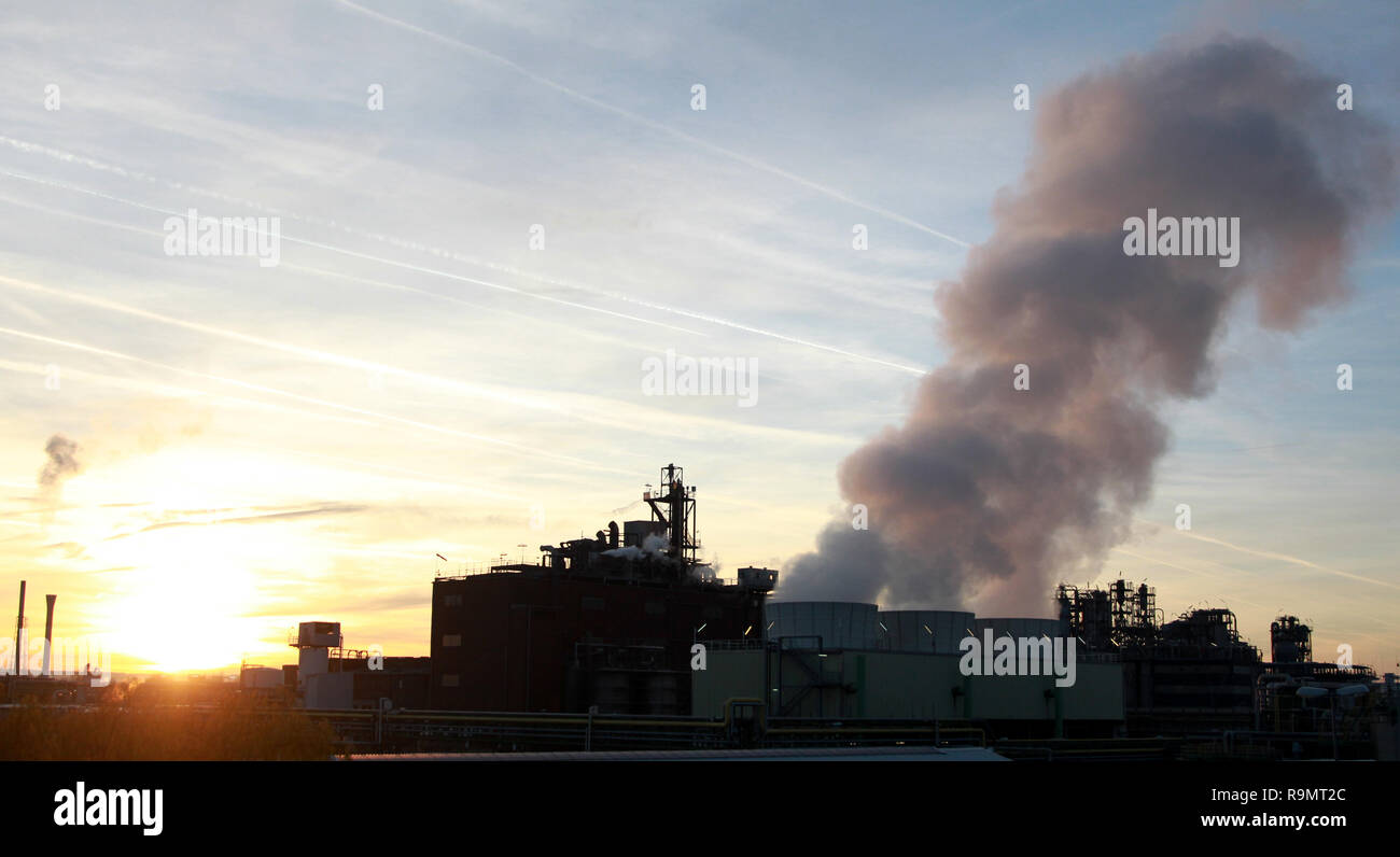 Cologne, Allemagne. Dec 26, 2018. Une vue de la fumée et de la vapeur qui sort des usines près de Wesseling à Cologne. Credit : SOPA Images/ZUMA/Alamy Fil Live News Banque D'Images