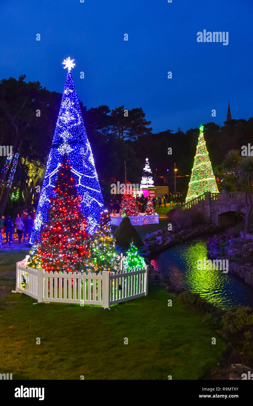 Bournemouth, Dorset, UK. 26 décembre 2018. La foule l'arbre de Noël visiit Wonderland dans les jardins bas à Bournemouth, Dorset, UK le lendemain. Crédit photo : Graham Hunt/Alamy Live News Banque D'Images