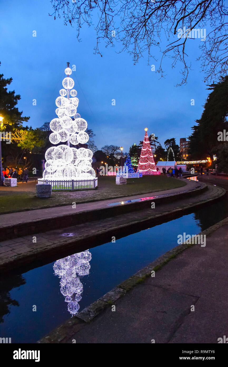 Bournemouth, Dorset, UK. 26 décembre 2018. La foule l'arbre de Noël visiit Wonderland dans les jardins bas à Bournemouth, Dorset, UK le lendemain. Crédit photo : Graham Hunt/Alamy Live News Banque D'Images