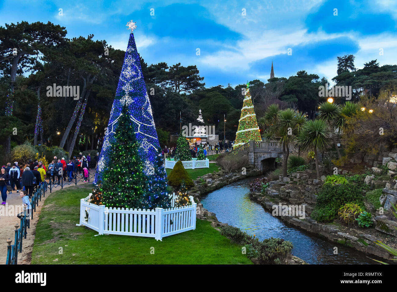 Bournemouth, Dorset, UK. 26 décembre 2018. La foule l'arbre de Noël visiit Wonderland dans les jardins bas à Bournemouth, Dorset, UK le lendemain. Crédit photo : Graham Hunt/Alamy Live News Banque D'Images