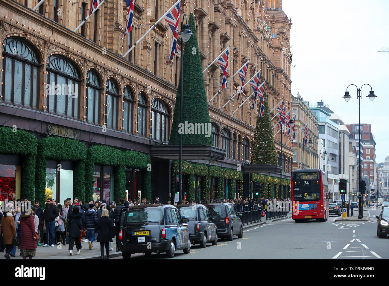 Les consommateurs sont vu queue devant le luxueux grand magasin Harrods à Knightsbridge pour le lendemain de la vente. Boxing Day est l'une des journées les plus chargées pour les points de vente au détail avec des dizaines de milliers de clients en profitant de l'après-Noël d'aubaines. Banque D'Images