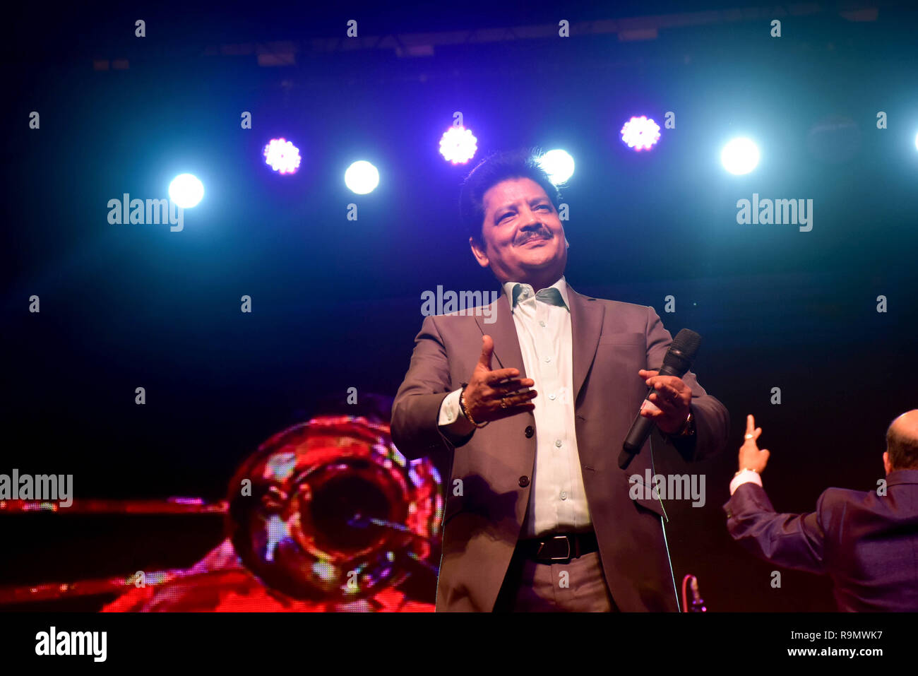 Singer Vérification Narayan fonctionne à Shanmukhanand Anand-Milind encore de nuit à l'auditorium à Mumbai. La nuit musicale organisée par l'académie musicale Milind, est un hommage au légendaire chanteur Md. Rafi sur son 99e anniversaire de naissance. Banque D'Images