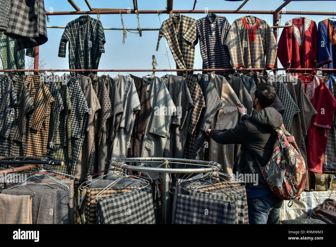 Srinagar, au Cachemire. Dec 26, 2018. Un résident du Cachemire vu l'achat d'un vêtement chaud par une froide journée d'hiver à Srinagar, au Cachemire. Credit : SOPA/Alamy Images Limited Live News Banque D'Images