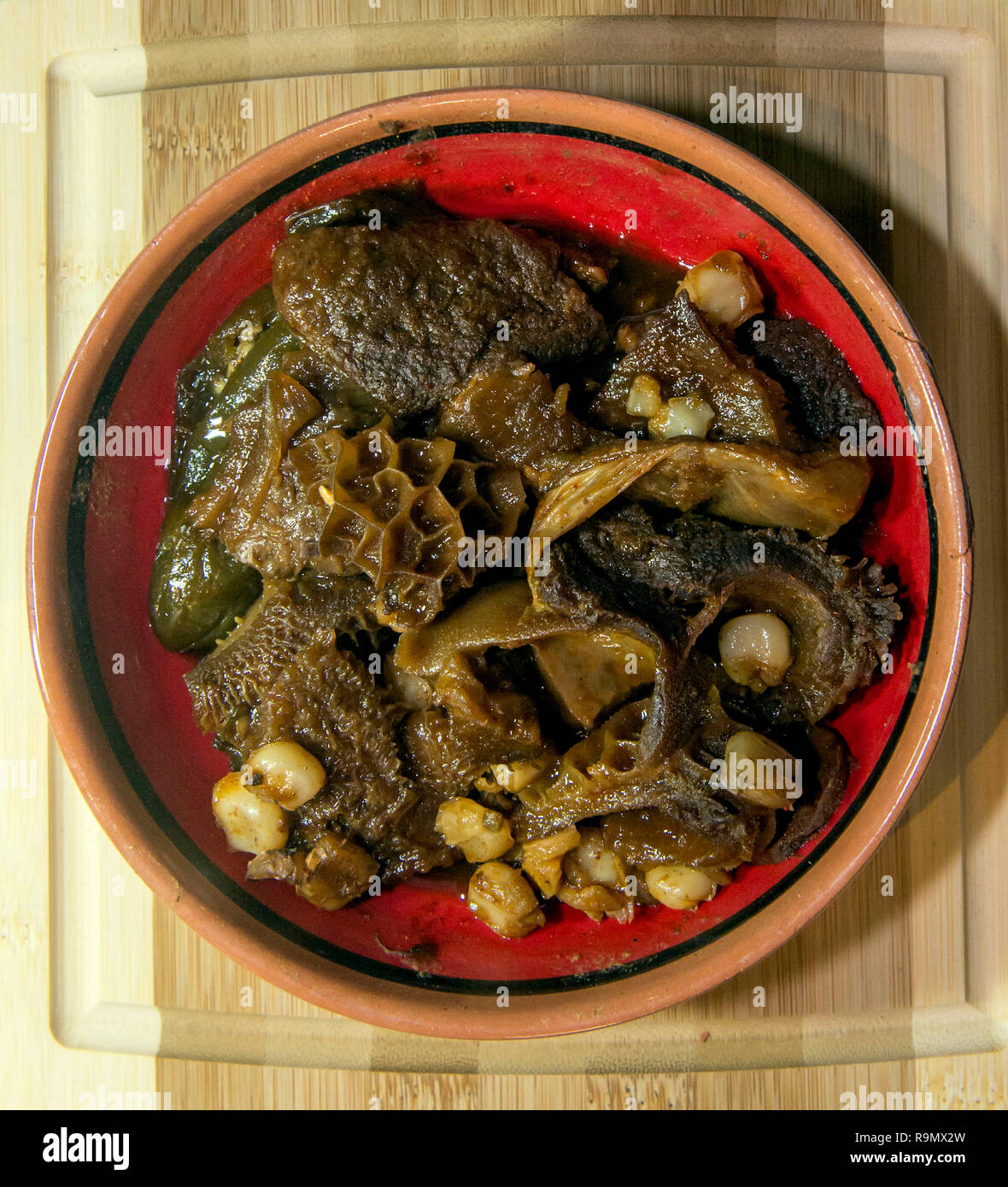 Los Angeles, Californie, USA. Dec 26, 2018. Menudo, une soupe mexicaine faite à partir de la paroi de l'estomac de bovins et de moutons, est affichée à l'intérieur du Musée de l'alimentation dégoûtant UN D Architecture et Design Museum. L'exposition a 80 de la stinkiest et culturellement révoltant sur les aliments l'affichage et pour l'échantillonnage à la bar de dégustation. Crédit : Brian Cahn/ZUMA/Alamy Fil Live News Banque D'Images