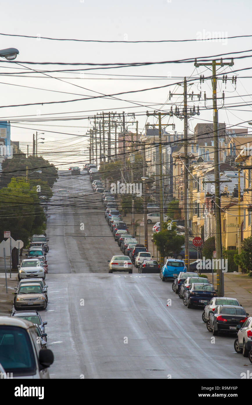 Jan 2017, San Francisco, California USA : le câblage et les poteaux d'électricité s'étirer vers le haut et vers le bas et à travers l'une des nombreuses rues vallonnées à San Francisco Banque D'Images
