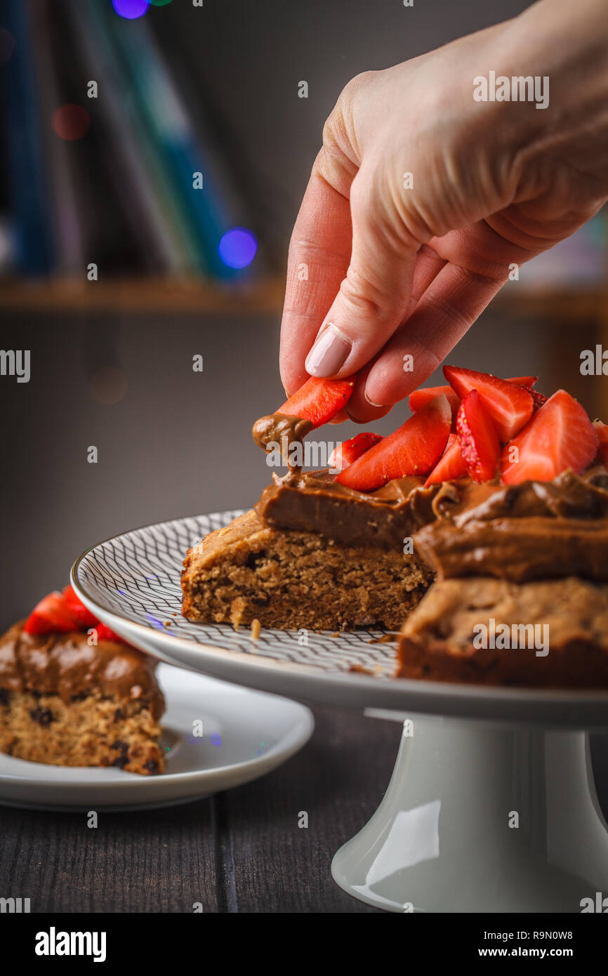 Gateau Vegetalien Avec Chocolat Noir Fraises Et Creme Au Chocolat Sur Une Assiette Blanche Regime Alimentaire A Base De Plantes Concept Photo Stock Alamy