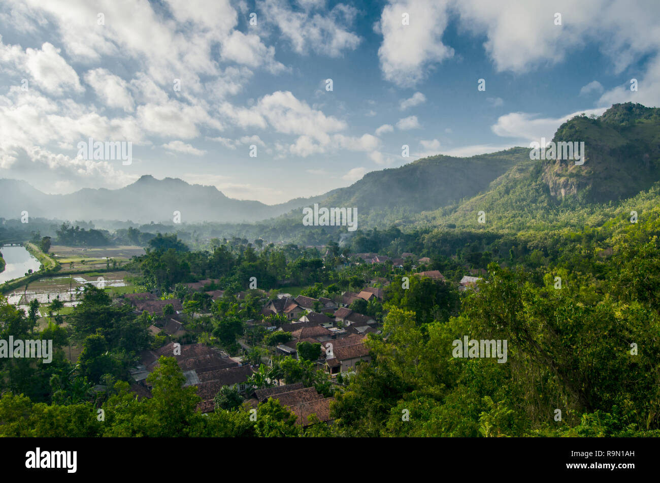 Village sous la verte vallée Banque D'Images