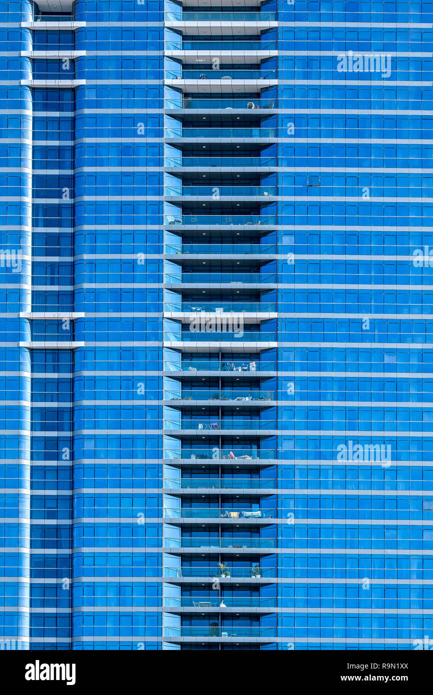 Façade d'une anonym et uniforme à la gratte-ciel bleu. Banque D'Images