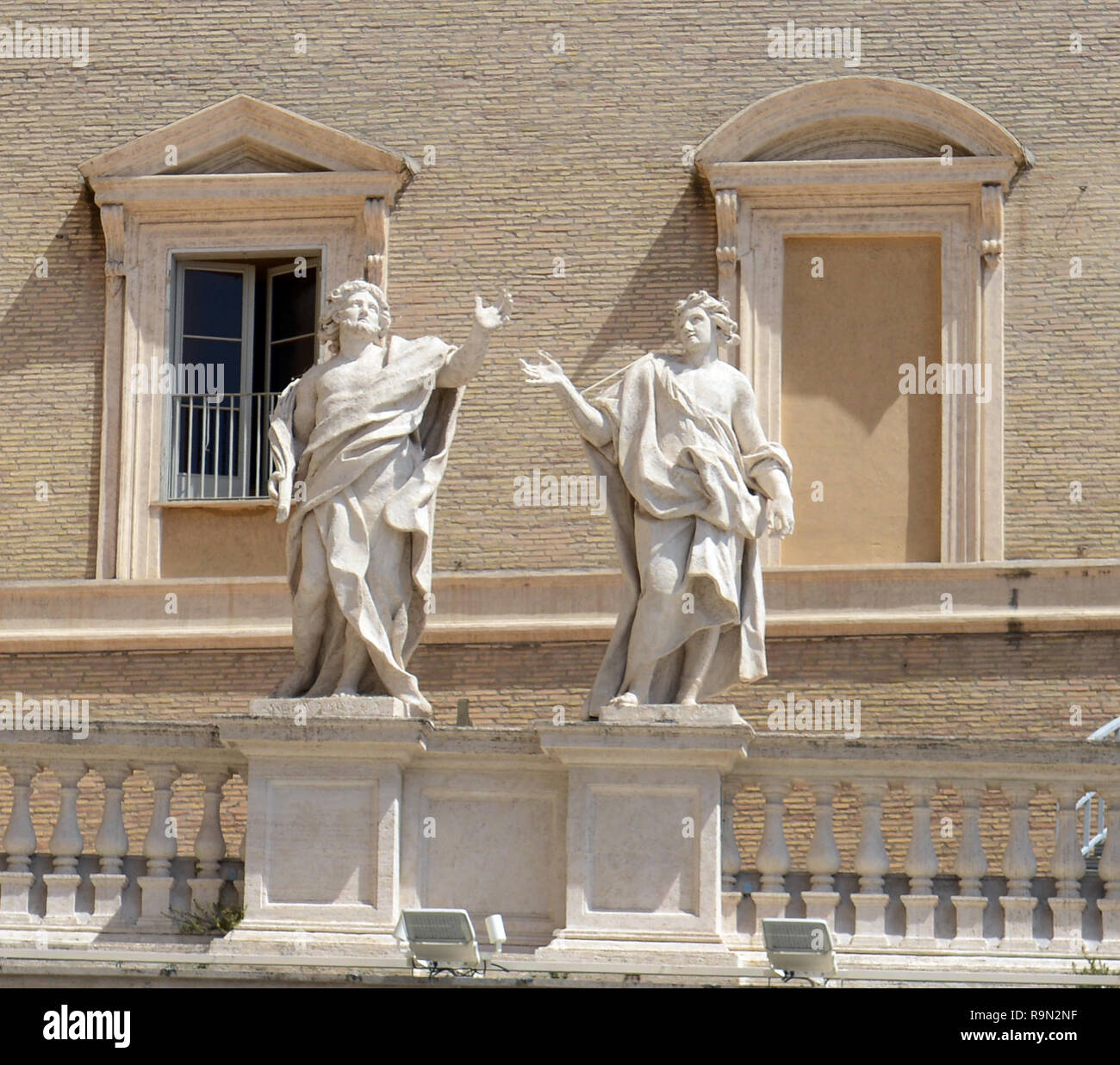 Statues des apôtres sur la place Saint Pierre dans la Cité du Vatican. Banque D'Images