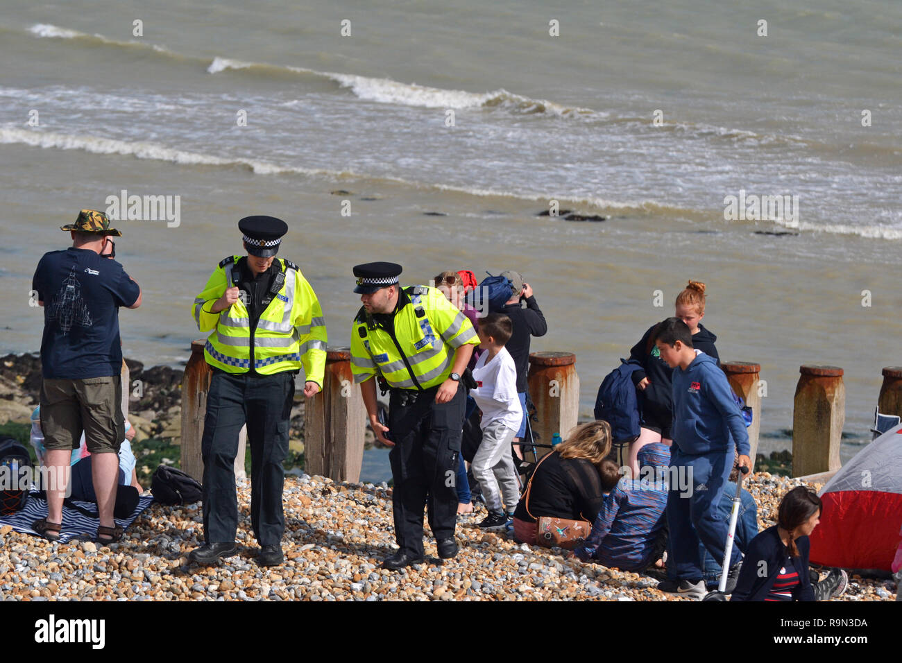 La police sur la plage à Eastbourne 21-07-2013 Air Show, East Sussex, England, UK Banque D'Images