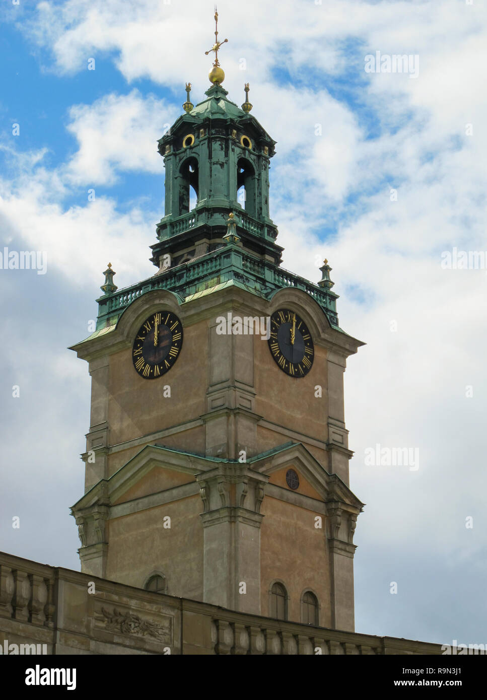 Vue verticale du clocher de la cathédrale de Saint Nicolas Storkyrkan à douze heures. Stockholm, Suède Banque D'Images