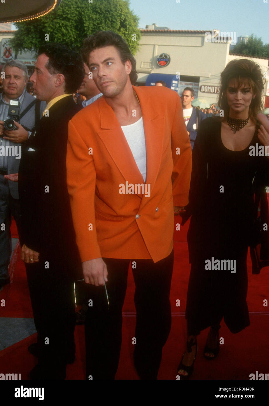 WESTWOOD, CA - le 13 juin : l'Acteur Jean-Claude Van Damme et le modèle Darcy LaPier assister à Columbia Pictures' 'Last Action Hero' le 13 juin 1993 au Mann Village Theater à Westwood, en Californie. Photo de Barry King/Alamy Stock Photo Banque D'Images