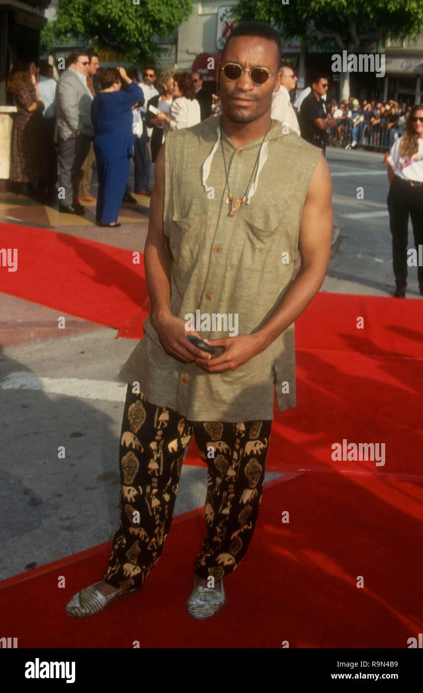 WESTWOOD, CA - le 13 juin : le réalisateur John Singleton assiste à Columbia Pictures' 'Last Action Hero' le 13 juin 1993 au Mann Village Theater à Westwood, en Californie. Photo de Barry King/Alamy Stock Photo Banque D'Images