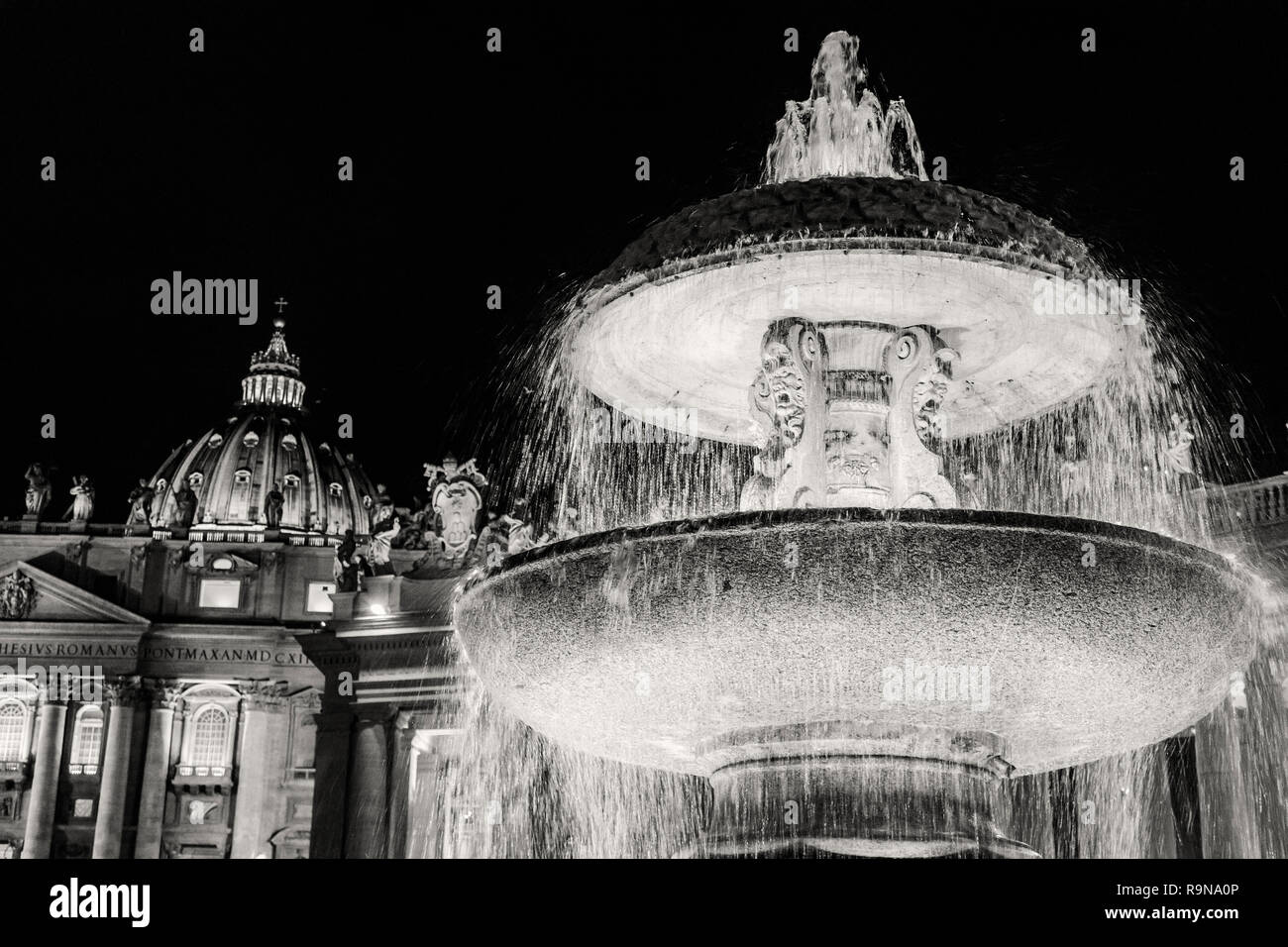 Détail de la fontaine en face de la Basilique Saint-Pierre de Rome, Italie Banque D'Images