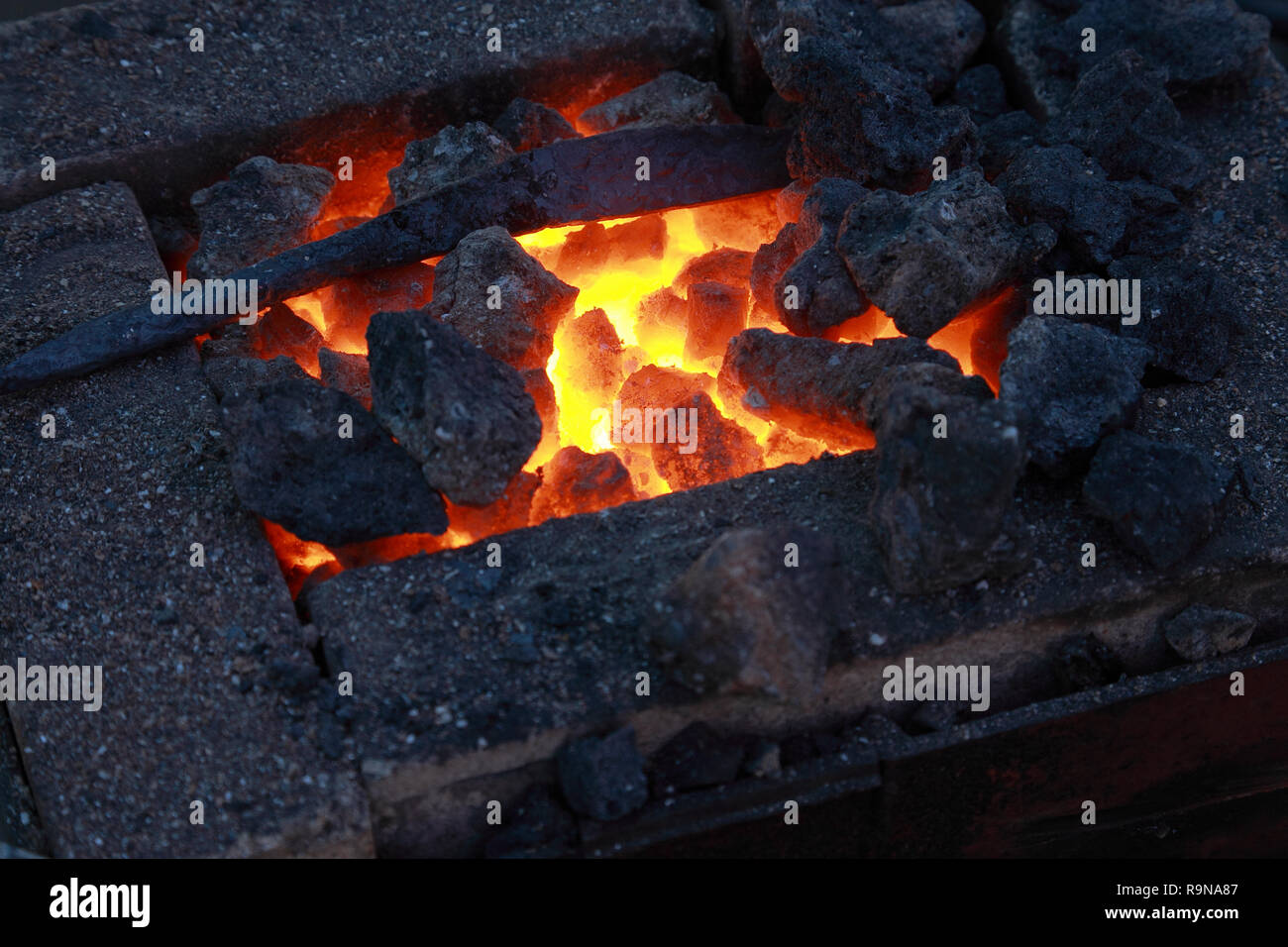 Forge, brazier avec des charbons ardents, close-up Banque D'Images
