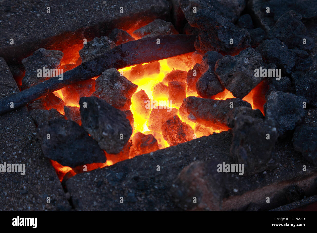 Forge, brazier avec des charbons ardents, close-up Banque D'Images