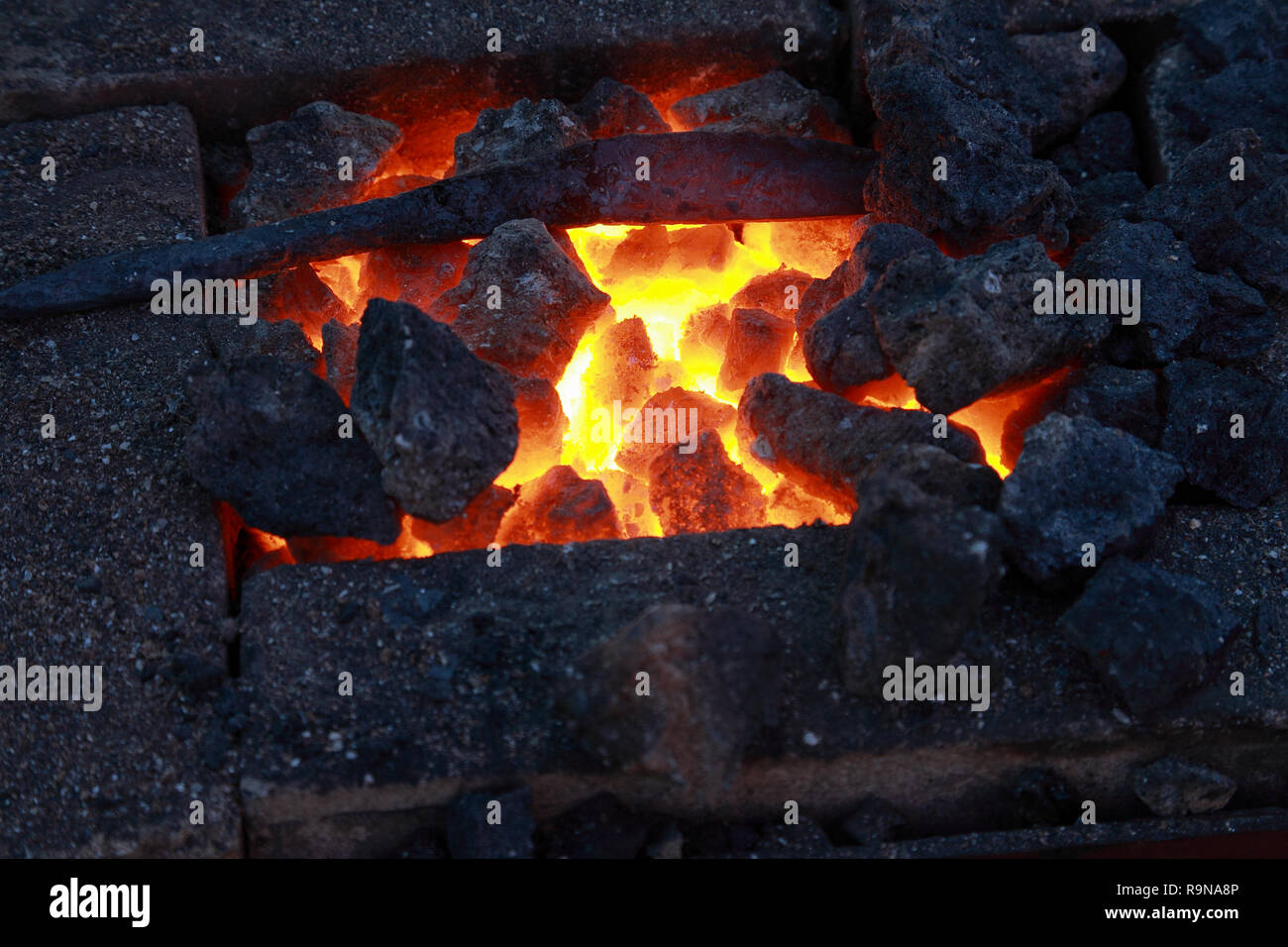 Forge, brazier avec des charbons ardents, close-up Banque D'Images