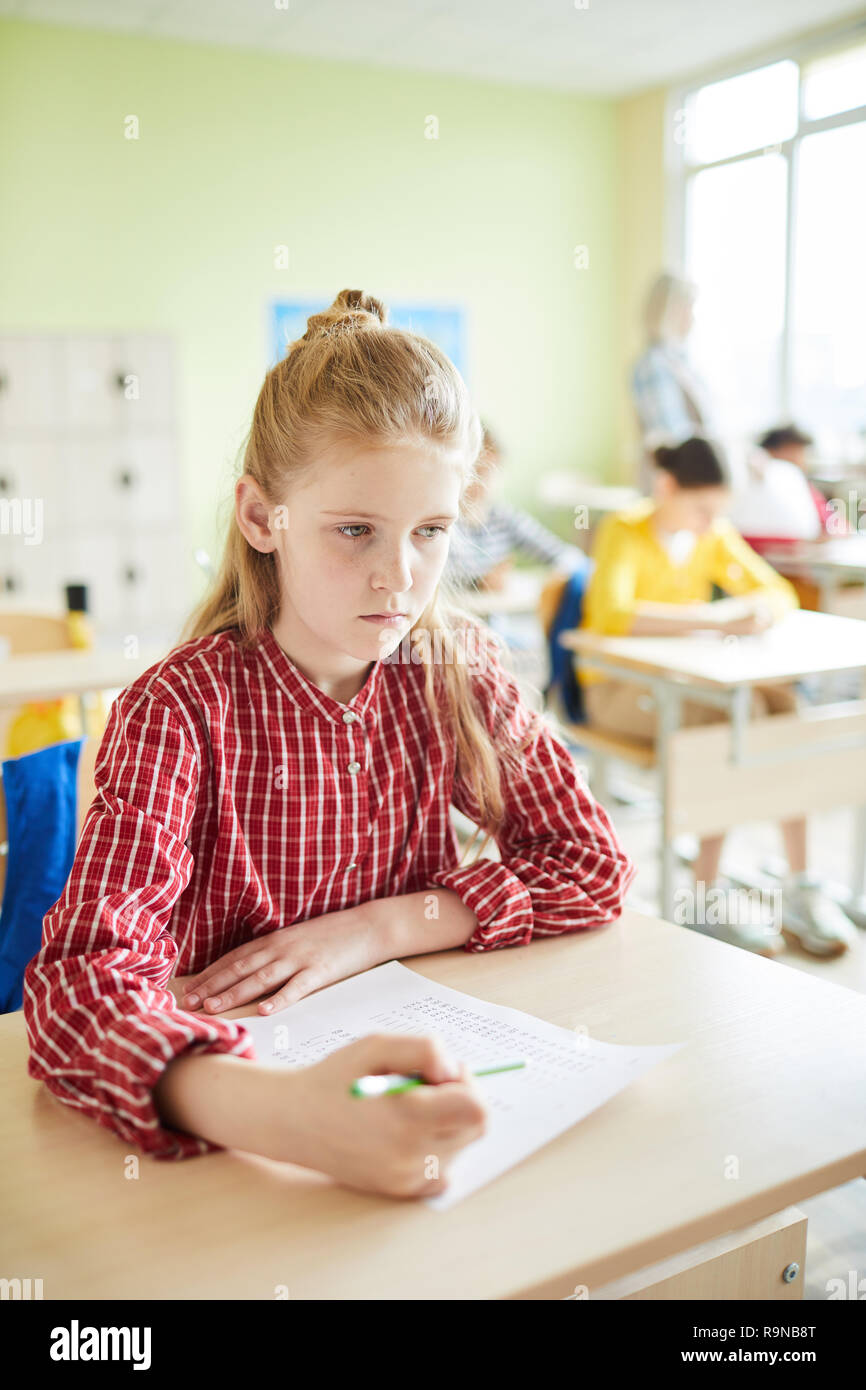 Jeune fille rêveuse pensée de solution d'essai Banque D'Images