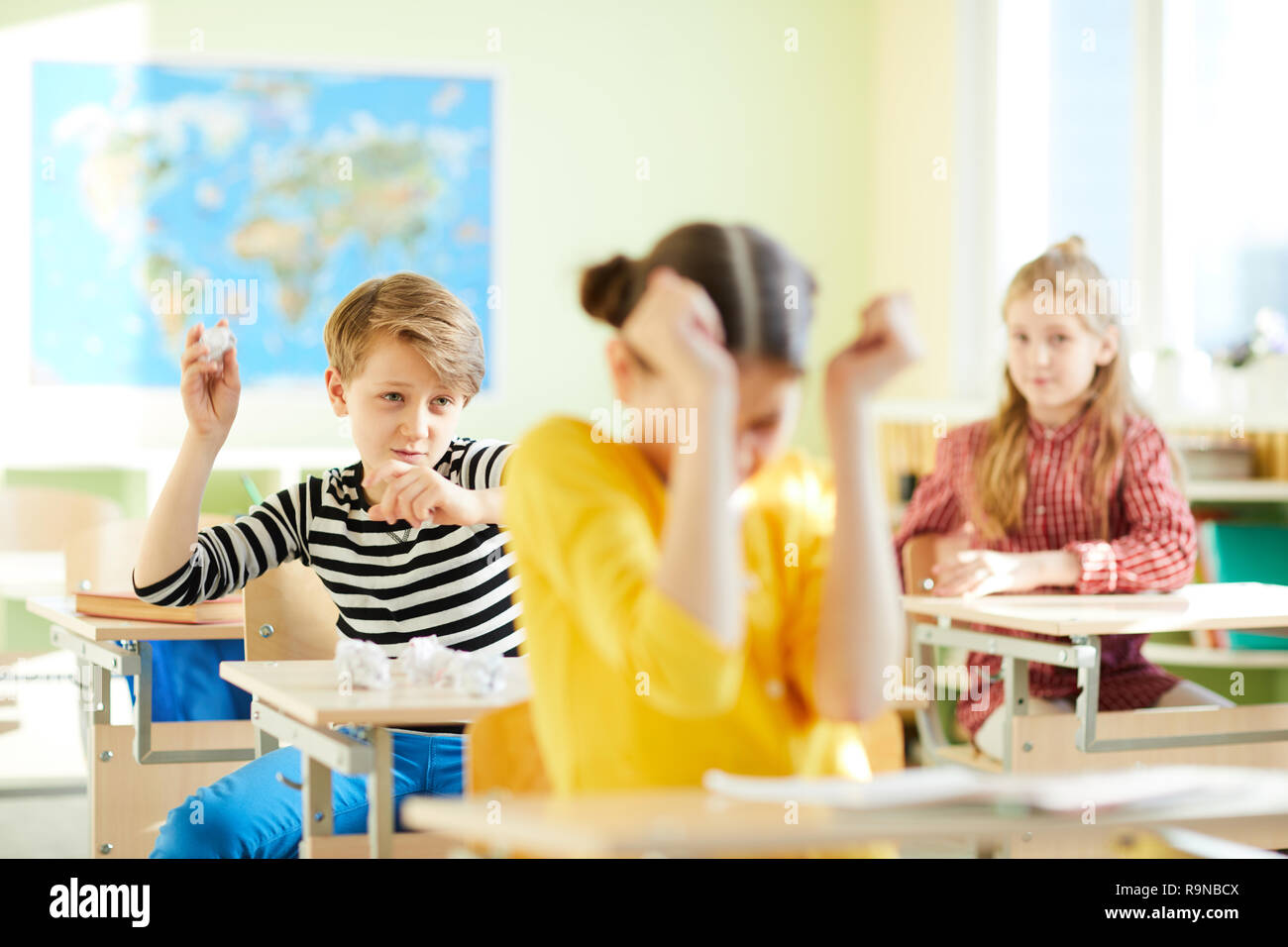 Harcèlement scolaire fille Banque de photographies et d’images à haute résolution Alamy