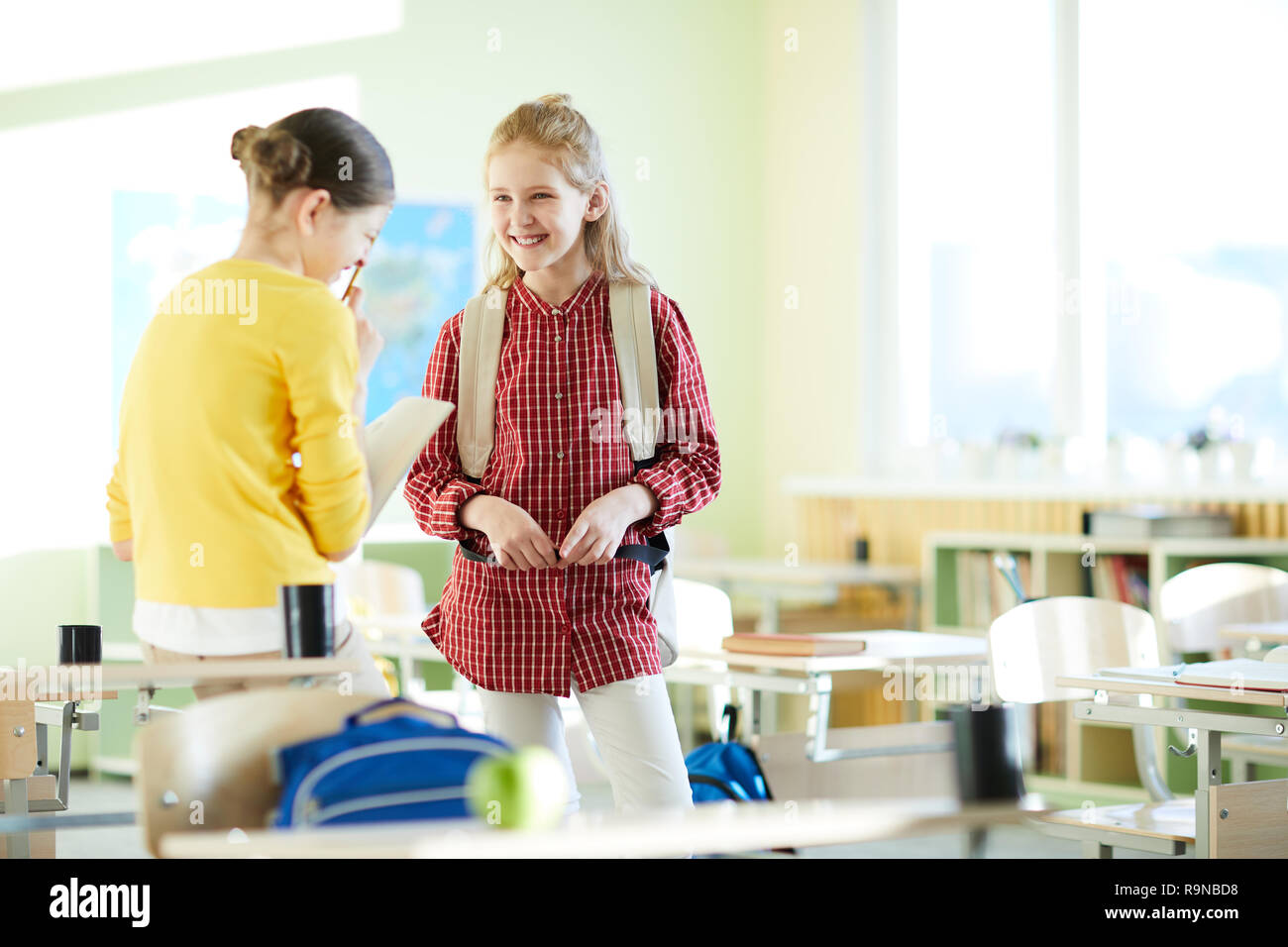 Filles positives à l'école pause rire Banque D'Images