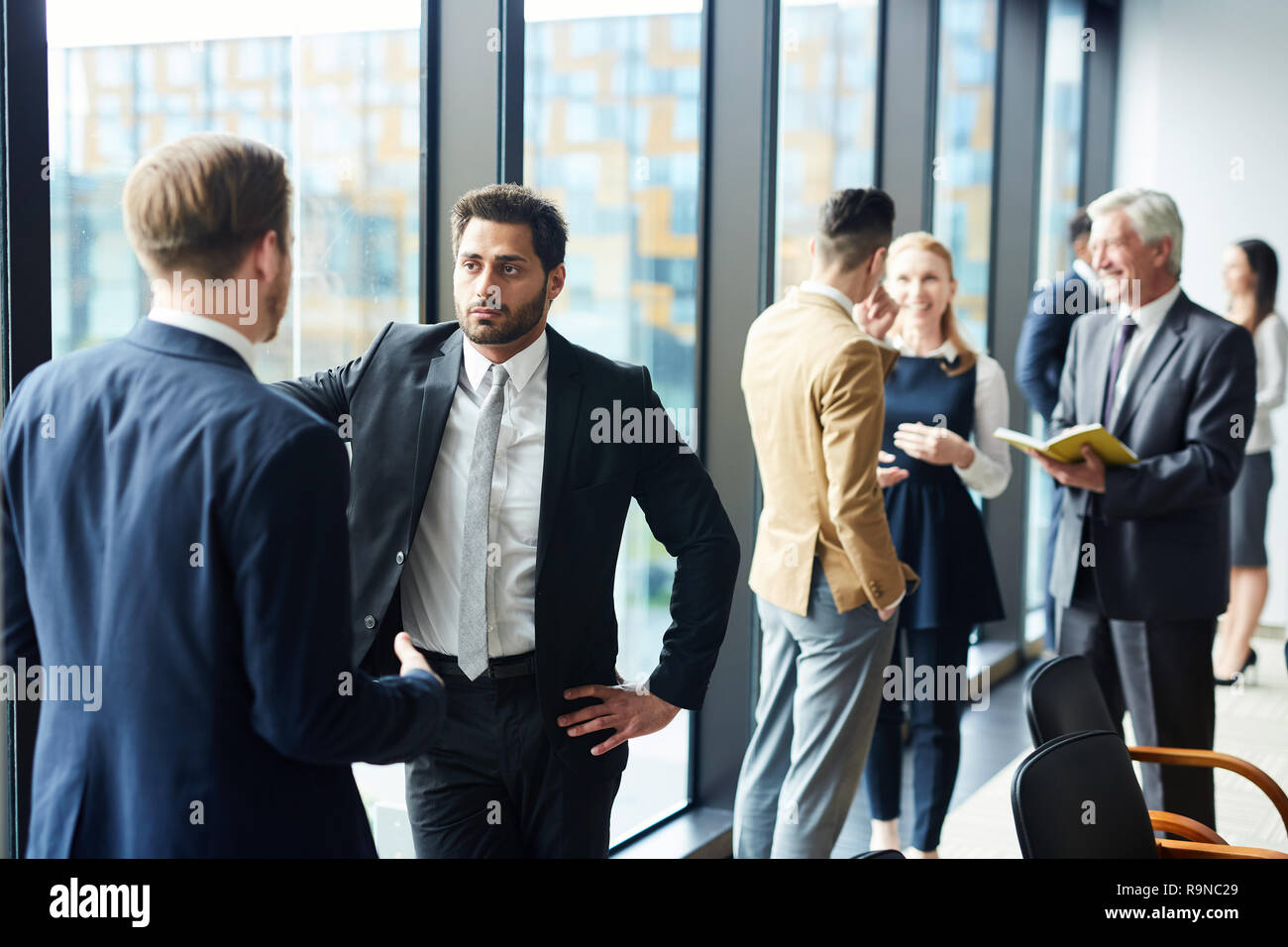 Les hommes discutant de travail Banque D'Images