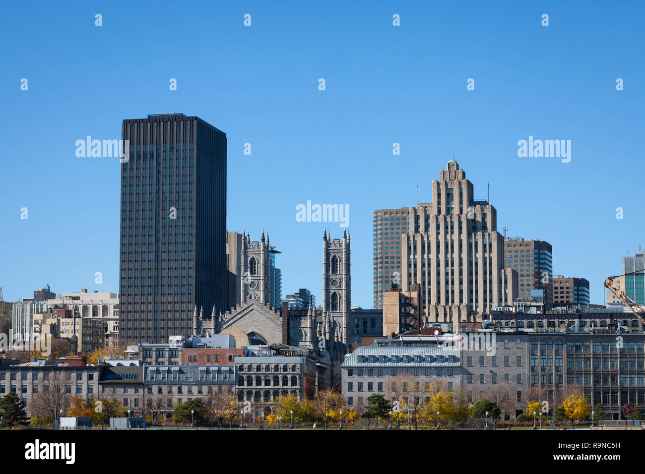 Les toits de la vieille ville de Montréal, avec la Basilique Notre-Dame à l'avant, et de pierre et de verre des gratte-ciel en arrière-plan. La basilique est la principale cathed Banque D'Images