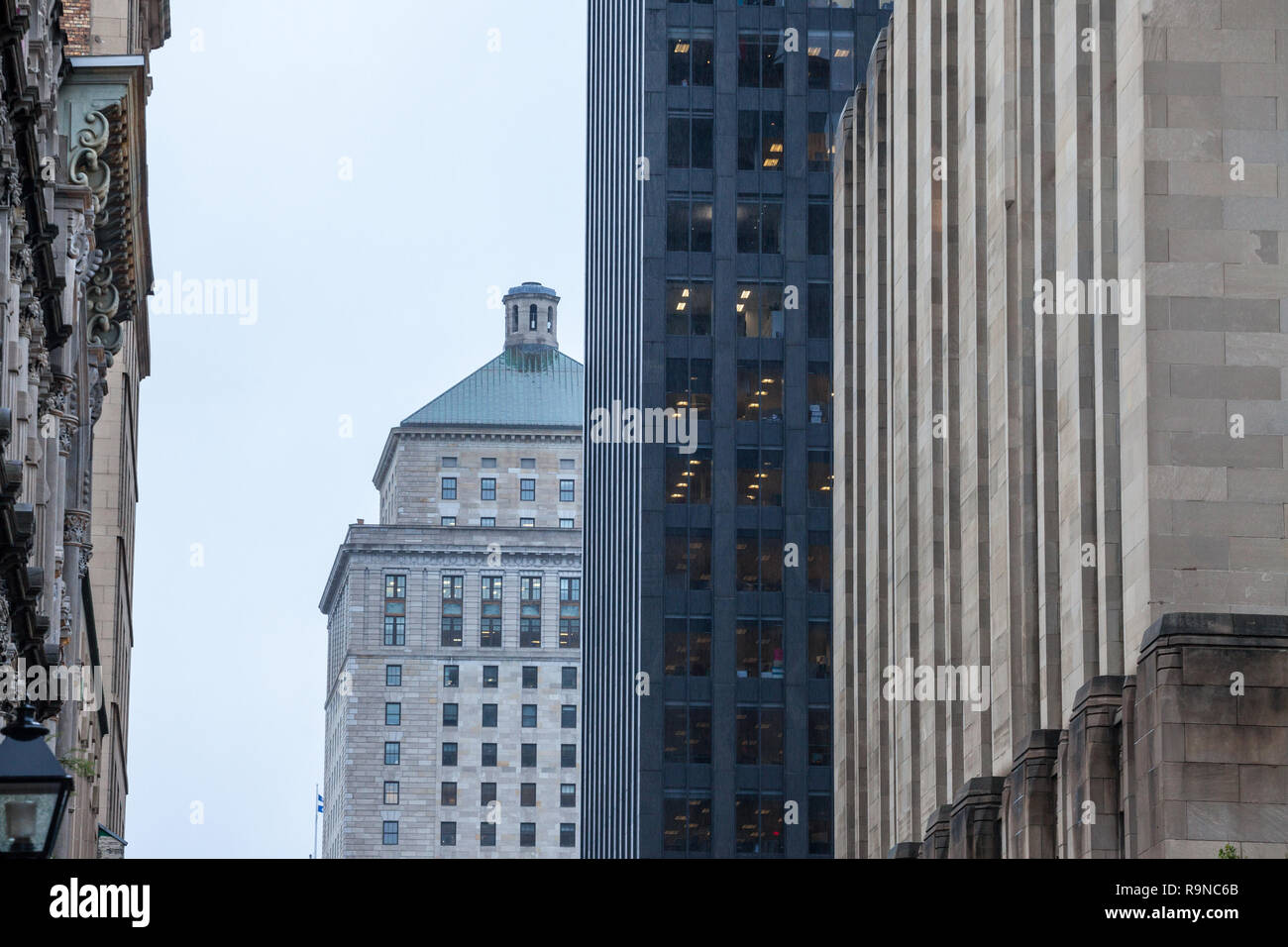 Gratte-ciel et de bâtiments anciens, dans le Vieux Montréal (Vieux Montréal), au Québec, Canada au crépuscule. Le vieux Montréal est l'une des parties les plus anciennes de l'Amérique du Nord, un Banque D'Images